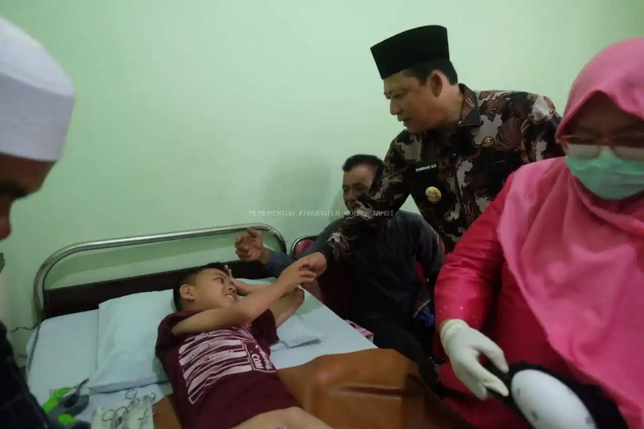 Bupati Muaro Jambi, Bambang Bayu Suseno memantau langsung pelaksanaan program sunat gratis atau "Sikulup Gratis"