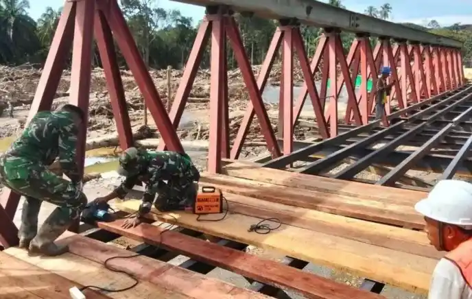 Proses pembuatan jembatan Bailey di Kabupaten Bireun, Provinsi Aceh.