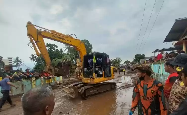 Hari kedua tim SAR Gabungan terus mencari korban banjir bandang di Kelurahan Rua, Kota Ternate. (Foto: Antara)