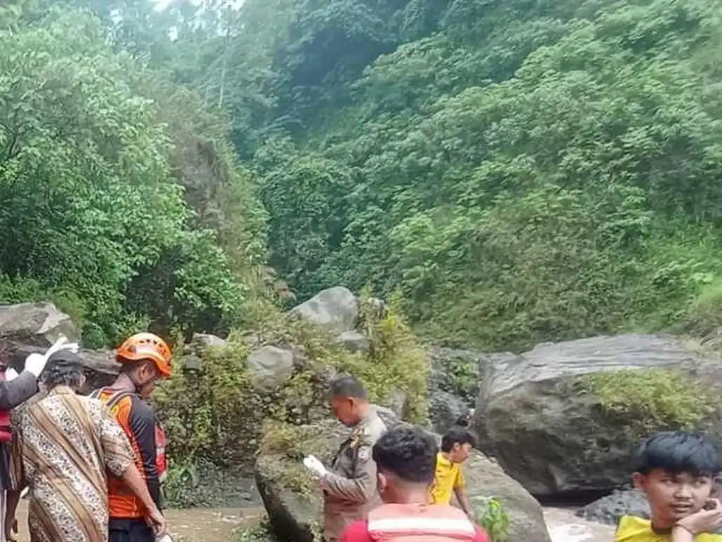 Pencarian Mahasiswa KKN UIN Walisongo yang hanyut di Tubing Genting (Foto: Repro)