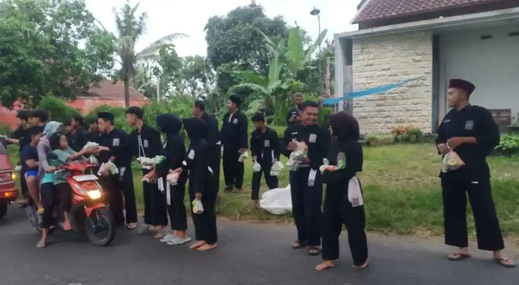 Suasana saat kegiatan pembagian takjil, di depan Gedung Bumdes Kresi, Desa Karangsono, Kecamatan Kanigoro (Foto: MI/JK)