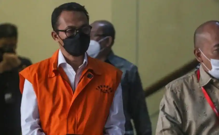 Konsultan pajak PT Jhonlin Baratama Agus Susetyo (kiri) mengenakan rompi tahanan usai menjalani pemeriksaan di Gedung Merah Putih KPK, Jakarta, Kamis (25/8/2022).