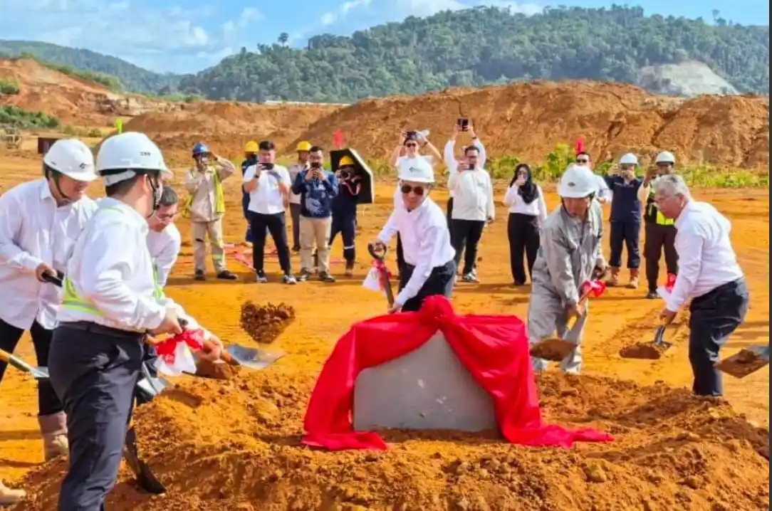 Direktur Utama PT Petrindo Jaya Kreasi Tbk, Michael melakukan groundbreaking pembangunan proyek pembangkit listrik berkapasitas 680 megawatt (MW) di kawasan industri terintegrasi Feni Haltim (FHT) Industrial Park, Halmahera Timur, Maluku Utara. (Foto: Dok. CUAN)