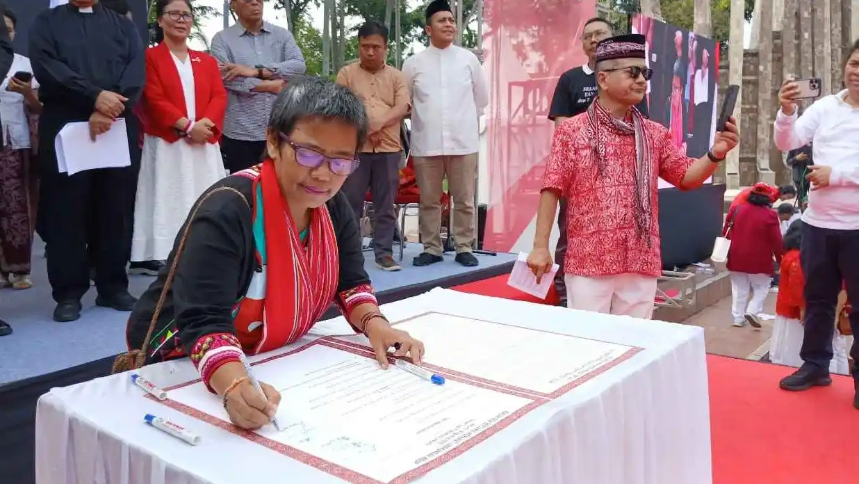 Sekjen AMAN Rukka Sombolinggi sedang menandatangani seruan bersama : Tutup TPL. Foto: Dok MI/AMAN