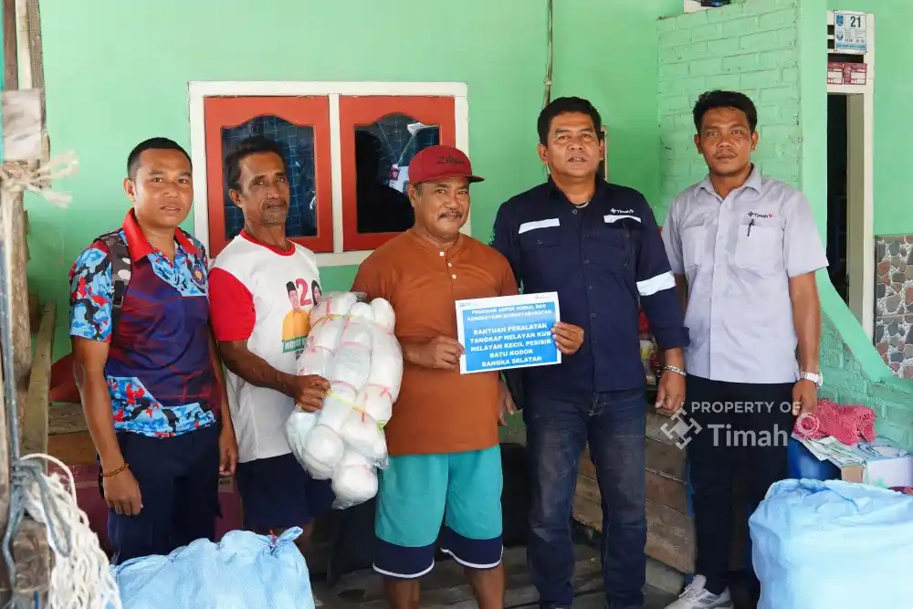 Nelayan Terima Bantuan Alat Tangkap dari PT Timah [Foto: Doc. PT Timah]