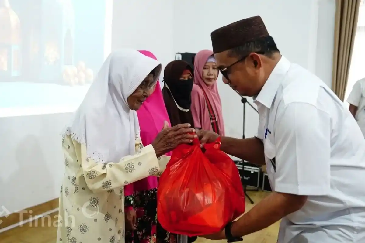 PT Timah Tbk membagikan ratusan paket sembako kepada warga di Kabupaten Bangka (Foto: Doc. PT Timah Tbk)