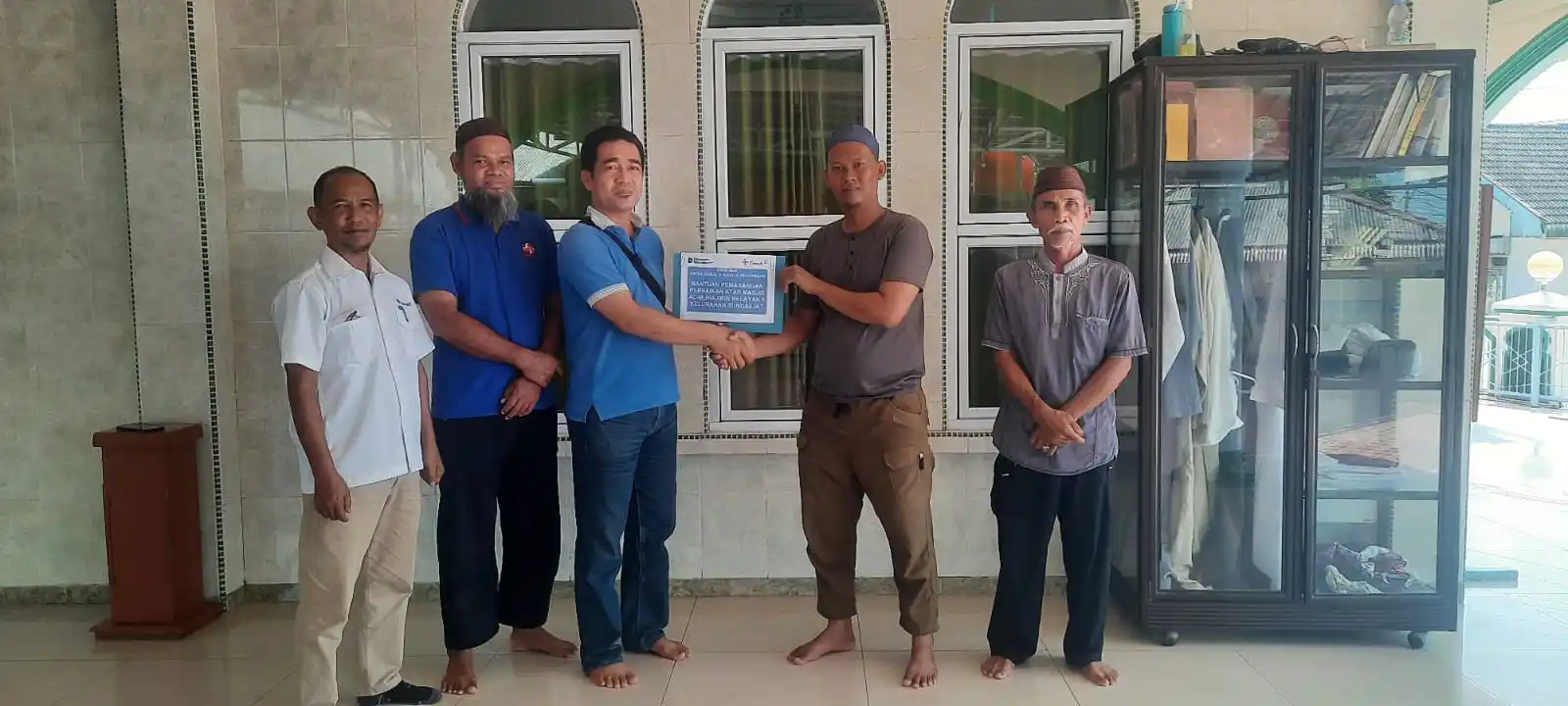 PT Timah Salurkan Bantuan untuk Perbaikan Masjid Al Muhajirin Nelayan 1 [Foto: Doc. PT Timah]