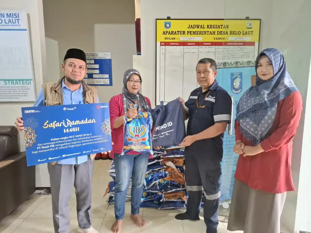 PT Timah Bagikan Paket Sembako di Desa Belo Laut Bangka Barat [Foto: Doc. PT Timah]