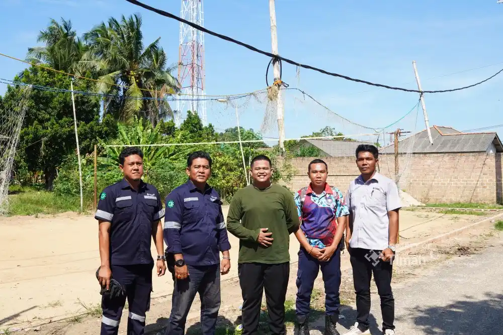 PT Timah Serahkan Bantuan untuk Renovasi Lapangan Voli di Bangka Selatan [Foto: Doc. PT Timah]