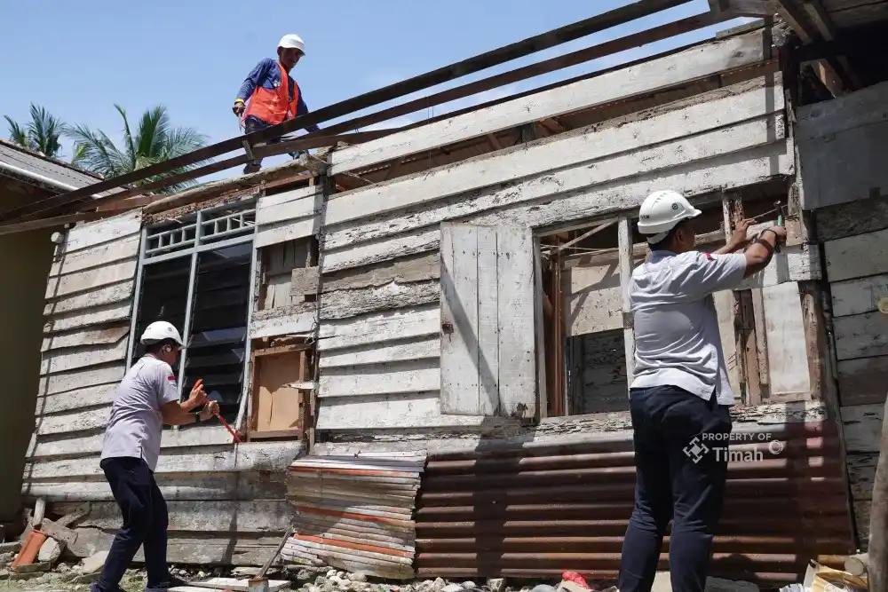 PT Timah Tbk Hadirkan Rumah Layak Huni untuk Aling warga Desa Padang Baru, Kabupaten Bangka Tengah. [Foto: Doc. PT Timah]