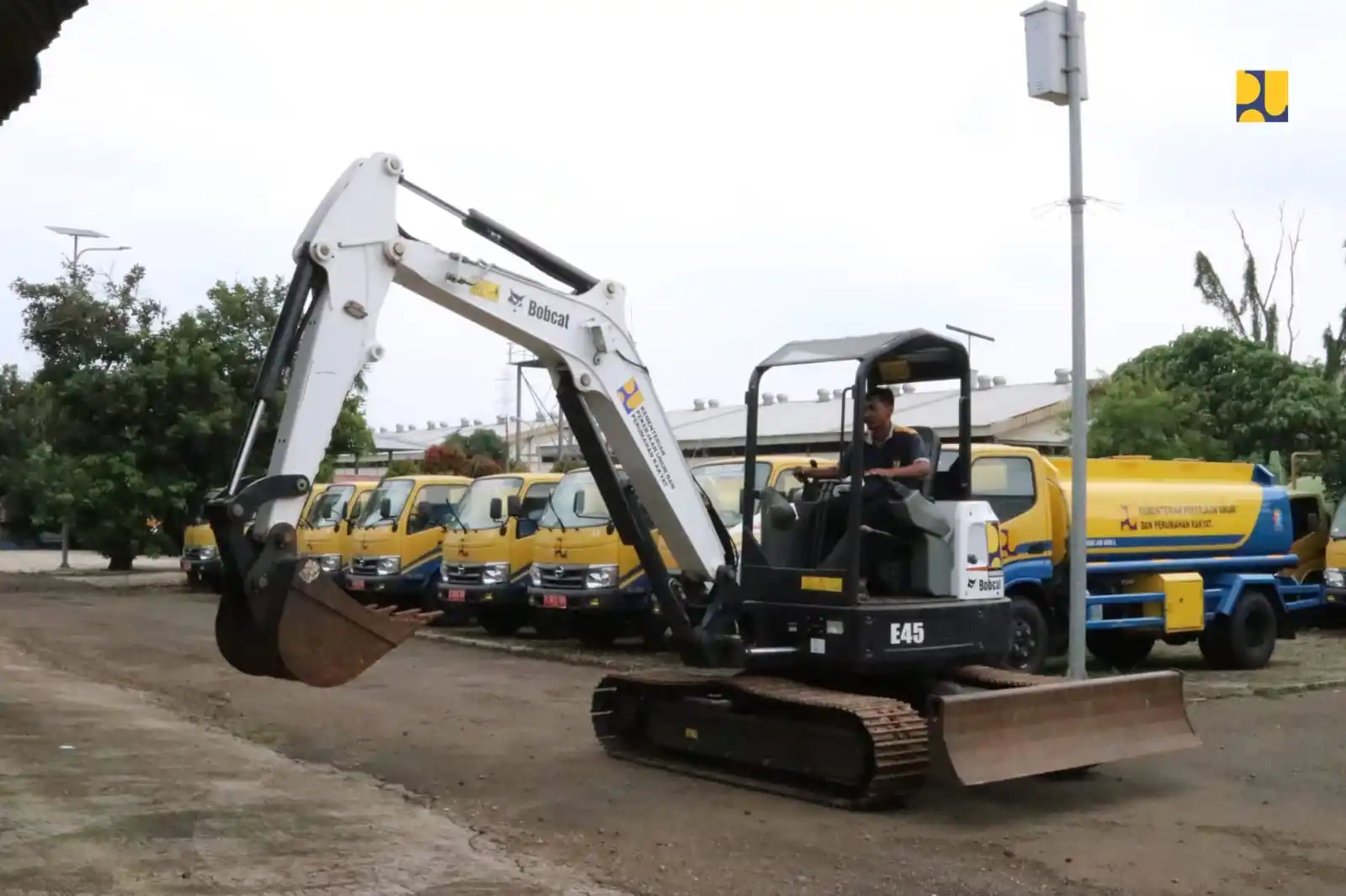 Kementerian Pekerjaan Umum menurunkan alat berat untuk mengamtisipasi bencana di seluruh Indonesia