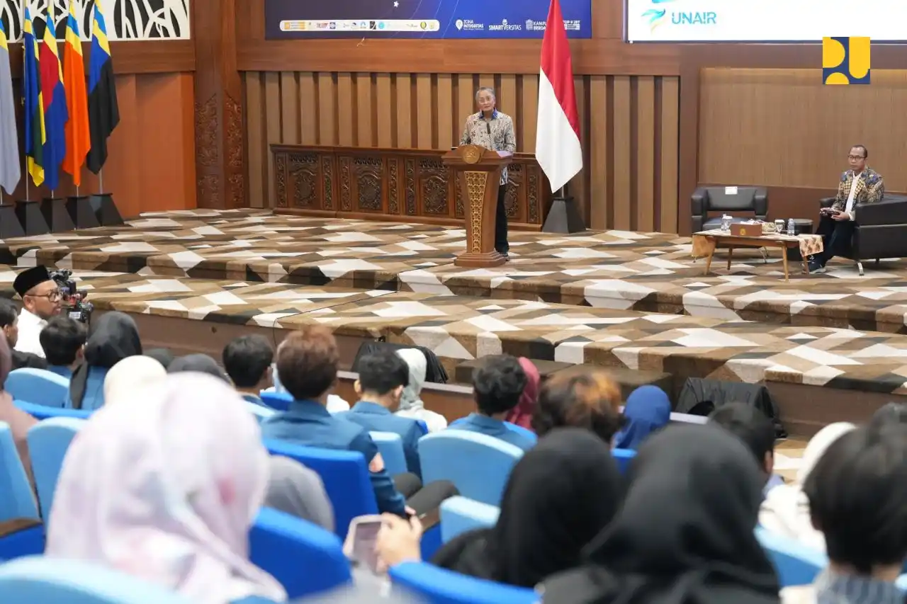 Menteri Pekerajaan Umum, Dody Hanggodo memberikan kuliah umum di Universitas Airlangga Surabaya, Jumat (14/11). (Foto: PU)