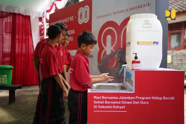 Kementerian Pekerjaan Umum melakukan Sosialisasi Gerakan PHBS dilaksanakan sejak 8 Agustus 2025 di seluruh Sekolah Rakyat (SR) yang dibangun Kementerian PU dengan melibatkan 3.215 peserta yang terdiri dari siswa, guru, tenaga pendidik, masyarakat, dan perwakilan pemerintah daerah. (Foto: Dok PU)