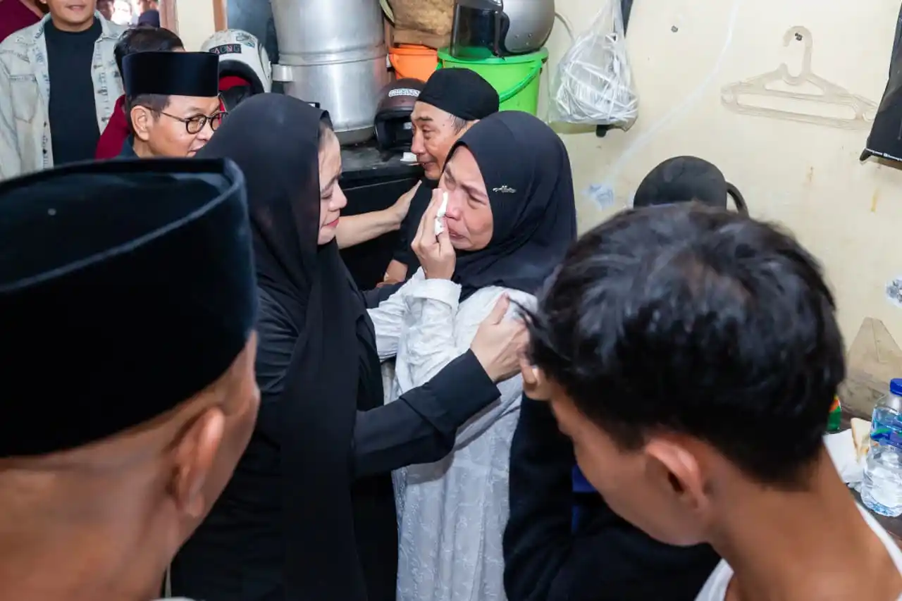 Puan Maharani saat ke rumah keluarga almarhum Affan Kurniawan (Dok.MI)