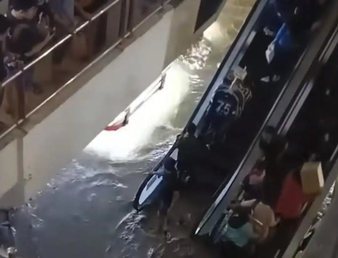 Puluhan warga terlihat berdesakan untuk naik ke lantai atas melalui tangga lift di Mega Mall Bekasi. (Foto: Dok MI)