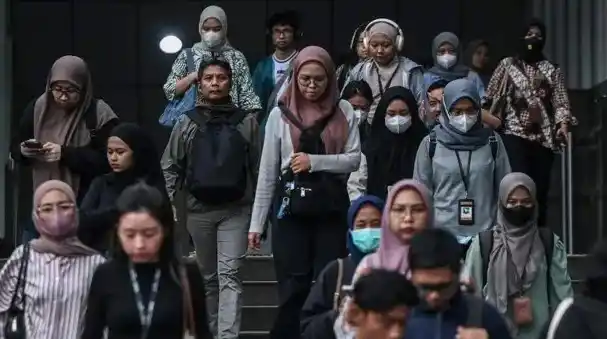 Sejumlah pekerja berjalan saat jam pulang kerja di kawasan Terowongan Kendal, Jakarta, Rabu (11/12/2024). (Foto: Dok MI/Antara)
