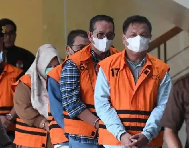 KPK menetapkan tiga anggota DPRD dan Kepala Dinas Pekerjaan Umum dan Perumahan Rakyat (PUPR) Kabupaten Ogan Komering Ulu (OKU), Sumatera Selatan, sebagai tersangka dalam kasus dugaan suap dan pemotongan anggaran proyek, Minggu (16/3/2025).