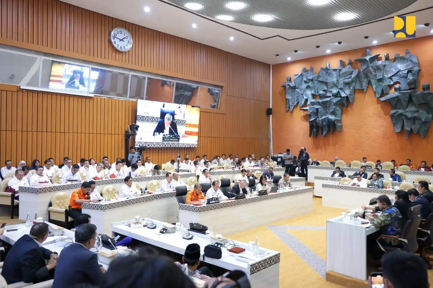 Rapat kerja Kementerian PU yang diwakili oleh Wakil Menteri PU, Diana Kusumastuti dengan Komisi V DPR RI tentang persiapam Nataru 2025/2025