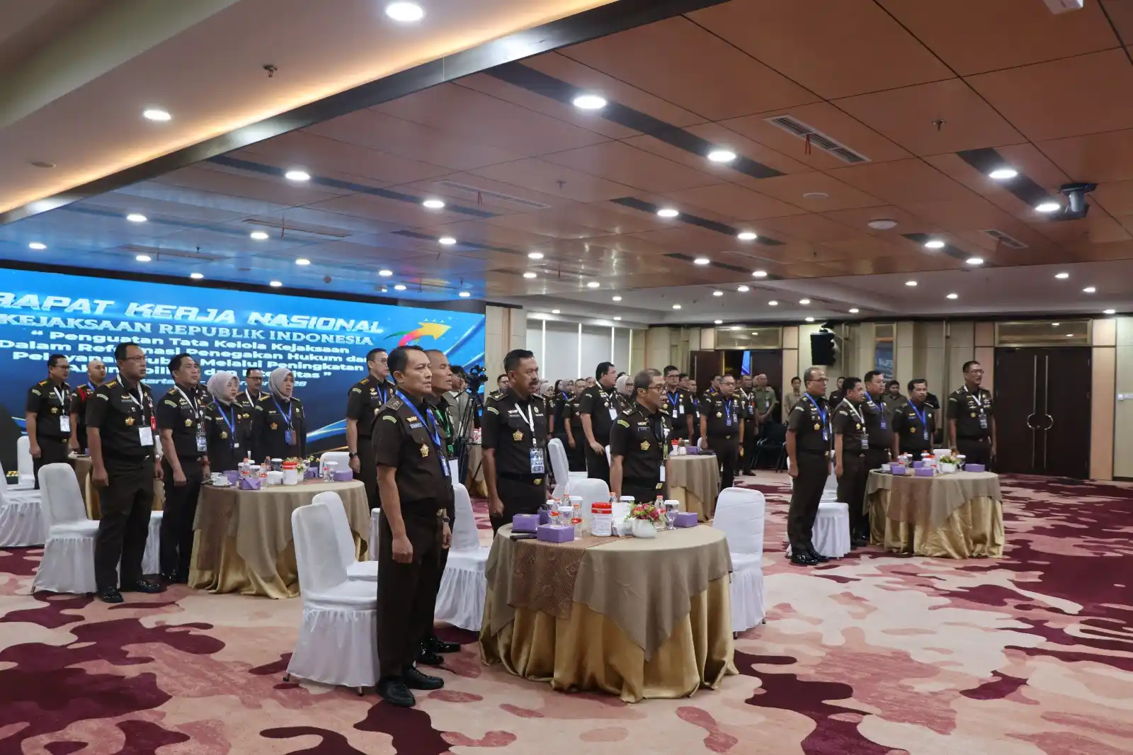 Rapat Kerja Nasional Kejaksaan RI Tahun 2026 resmi ditutup dengan penegasan arah strategis institusi penegak hukum. Jaksa Agung ST Burhanuddin menekankan penguatan integritas, transformasi digital, serta lima program prioritas sebagai fondasi reformasi menyeluruh Kejaksaan Republik Indonesia menuju Indonesia Emas 2045, Kamis (15/1/2026)