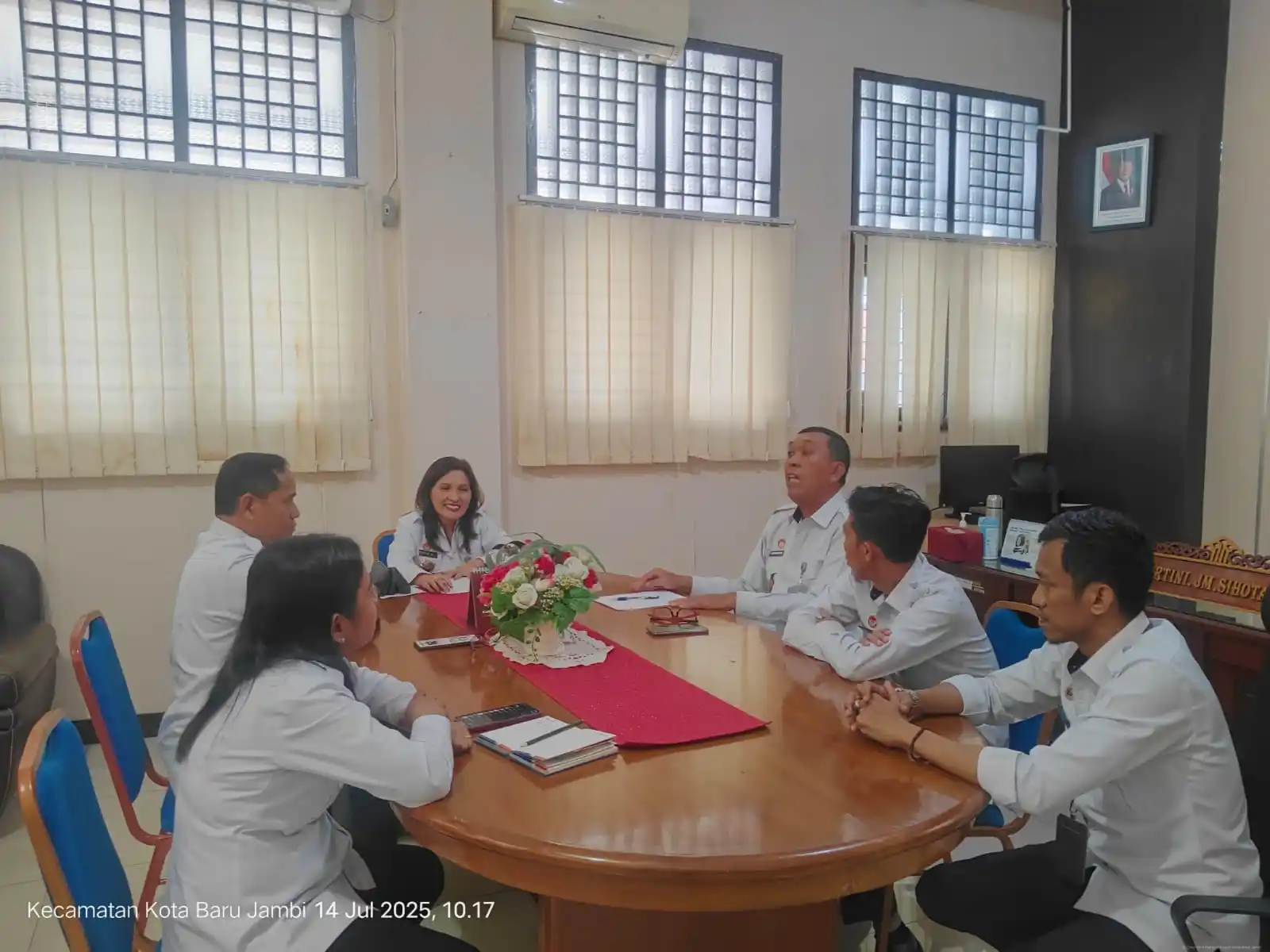 Suasana rapat koordinasi internal Bidang AHU Kanwil Kemenkum Jambi yang dipimpin oleh Kepala Divisi Pelayanan Hukum, Kortini J.M. Sihotang di ruang kerja Divisi Pelayanan Hukum, Kecamatan Kota Baru, Jambi, Senin (14/7/2025). [Foto: MI/Joe].