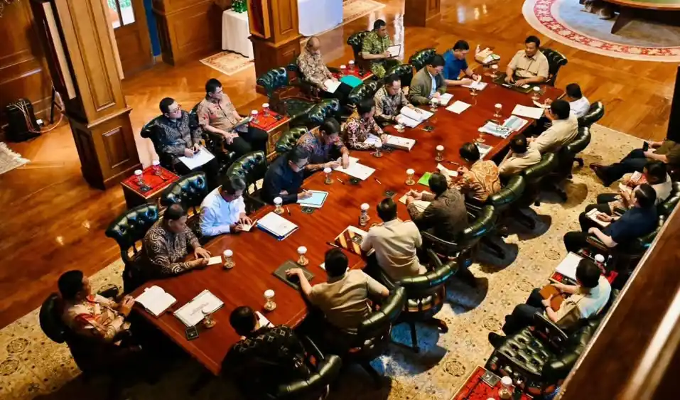 Presiden Prabowo Subianto menggelar Rapat Terbatas (Ratas) di kediamannya di Hambalang, Bogor, Jawa Barat (Foto: Instagram/@sekretariat.kabinet)