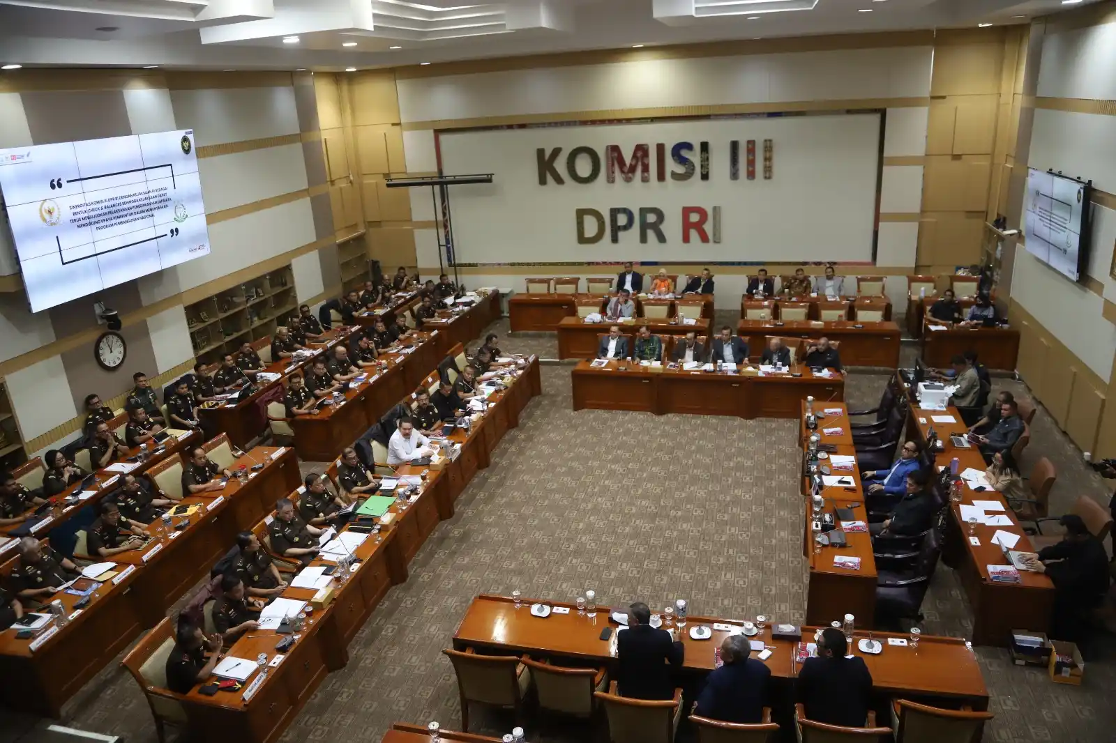 Rapat kerja Komisi III DPR RI dengan Jaksa Agung dan seluruh Kajati se-Indonesia di Gedung DPR RI, Jakarta, Selasa (20/1/2026). Foto MI/Elvo