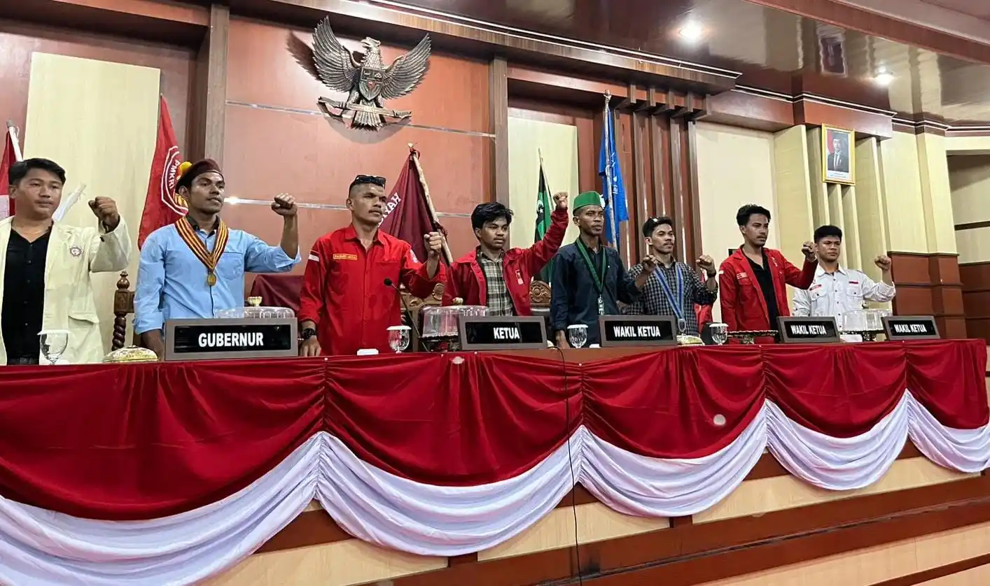 Ratusan massa yang tergabung dalam Cipayung Plus Kota Kendari yang terdiri dari GMNI, IMM, PMKRI, KHMDI, GMKI, KAMMI, dan HMI MPO menggelar aksi demonstrasi di depan kantor Dewan Perwakilan Rakyat Daerah (DPRD) Sulawesi Tenggara (Sultra), Senin (25/9/2025).
