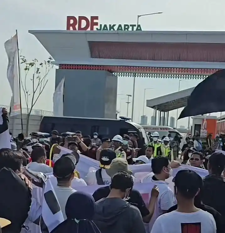 Demo Warga Minta RDF Rorotan Ditutup [Foto: Tangkapan layar]