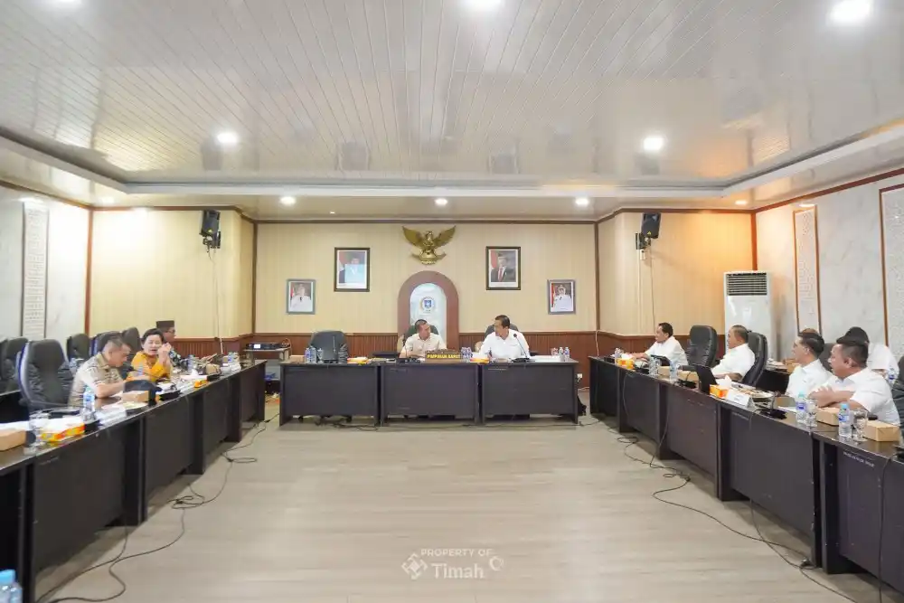 PT Timah menghadiri Rapat Dengar Pendapat (RDP) bersama DPRD Provinsi Kepulauan Bangka Belitung di Ruang Banmus DPRD Babel, Kamis (17/7/2025). [Foto: Doc. PT Timah]