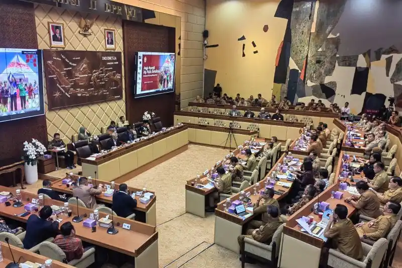 Rapat dengar pendapat (RDP) Komisi II DPR RI dengan penjabat (Pj) kepala daerah dan Kemendagri terkait kesiapan Pilkada 2024 di Kompleks Parlemen, Senayan, Jakarta, Senin (!1/11/2024). (Foto: ANTARA)