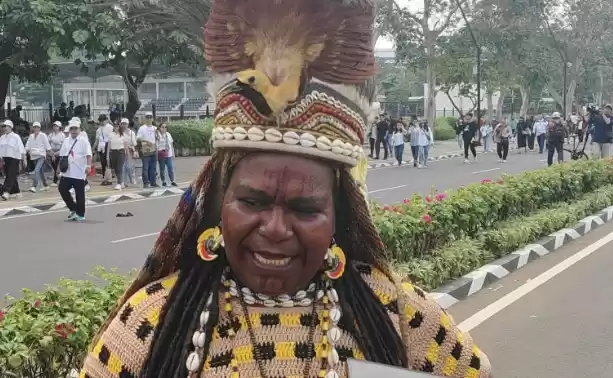 Salah satu umat Katolik yang datang dari Timika yaitu Rehki Nabilao (40) saat ditemui di kawasan SUGBK. [Foto: Antara]