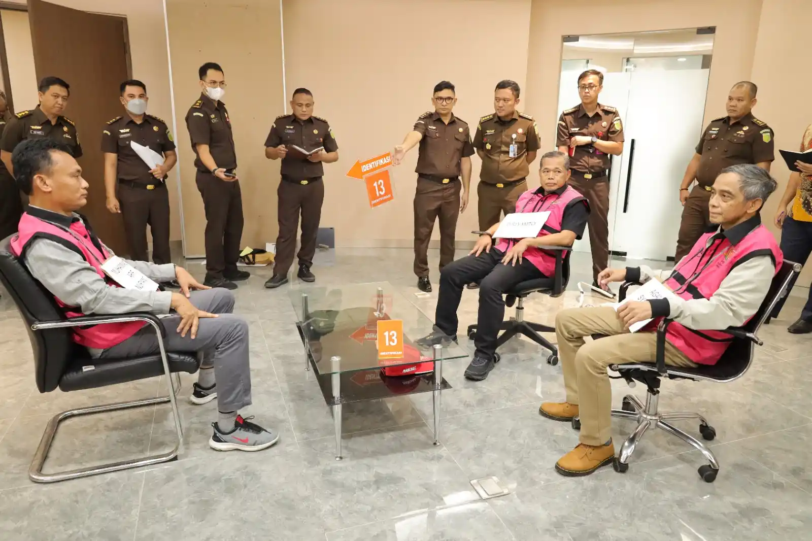 Tim Penyidik Jampidsus Kejagung menggelar rekonstruksi dalam penyidikan tindak pidana suap/gratikasi Pengadilan Negeri Jakarta Pusat  dan perintangan penanganan perkara, Senin (28/4/2025) (Foto: Dok MI)