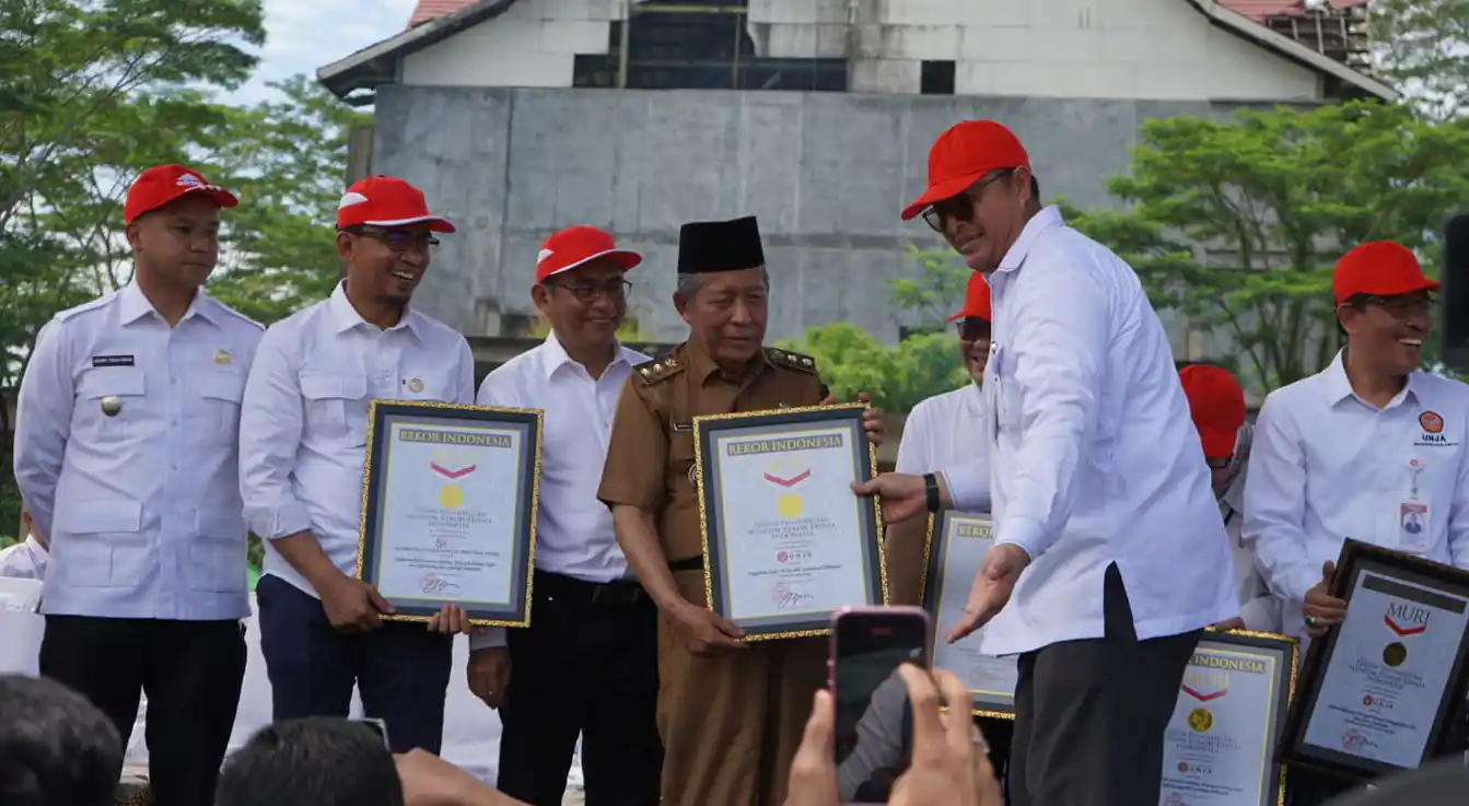 Wakil Gubernur Jambi, H Abdullah Sani (tiga dari kiri) pada penyerahan Sertifikat Rekor MURI Masa Pengenalan Kampus Mahasiwa Baru Universitas Jambi di kampus Universitas Jambi, Mendalo, Kabupaten Muarojambi, Provinsi Jambi, Seni (25/8/2025). (Foto : Ist).