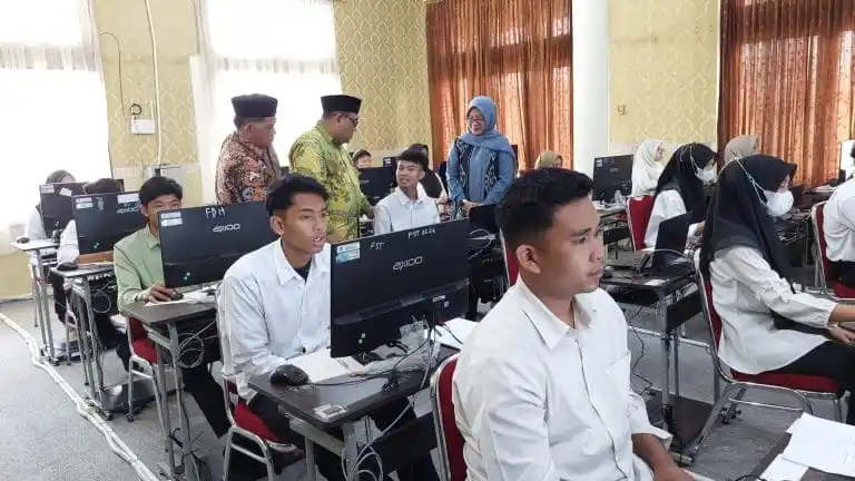Rektor UIN STS Jambi, Prof. Dr. Kasful Anwar, M.Pd., meninjau langsung pelaksanaan SSE UM-PTKIN 2025 di laboratorium komputer UTIPD, Rabu (11/6) (Foto: Dok MI)