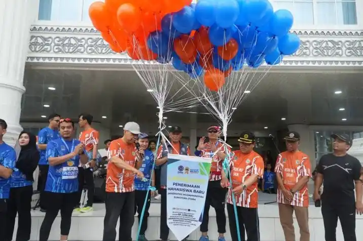 Rektor UMSU Prof Agussani saat melepas balon tanda dimulainya lari 10 km dan 5 km (Foto: Antara)