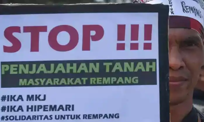 Dalam Perpres 12/2025, daftar PSN terbaru (Tabel 2.2, Halaman 72-78) sudah jelas bahwa Rempang Eco City tidak lagi tercantum. Tapi Menteri Transmigrasi justru berencana menemui Xinyi Group, investor pabrik kaca asal Tiongkok, dan terus mendorong relokasi warga.