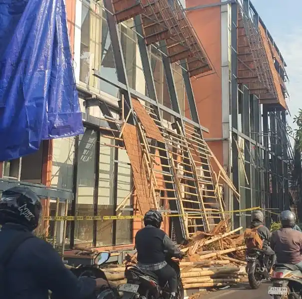 Bangunan Restoran di Jalan Ampera Raya, Cilandak Timur Kecamatan Pasar Minggu, Jakarta Selatan mulai dibongkar oleh apparat Pemerintah Kota Jakarta Selatan. [Foto: Dok MI]