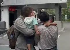 Reyvana yang datang bersama suami, dan kedua anaknya untuk memenuhi panggilan Kejari Jaktim [Foto: Tangkapan layar]