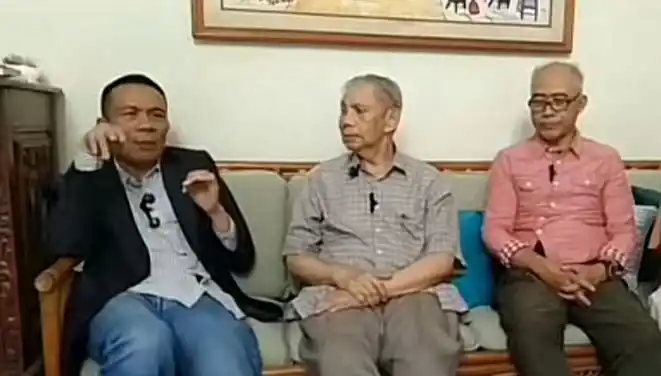 Ahli Digital Forensik Rismon Sianipar (Kiri) dan Mantan Rektor Universitas Gadjah Mada, Prof. Sofian Effendi (Tengah). [Foto: Tangkapan layar]