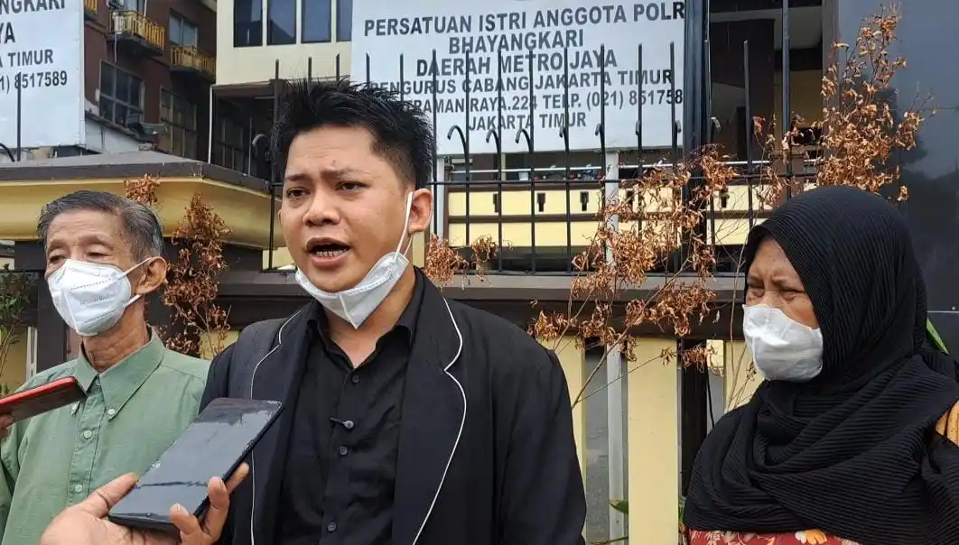 Roby bersama kedua orang tuanya di depan gedung Polres Jakarta Timur (Foto: Dok MI/Adelio Pratama)