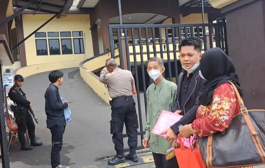 Roby bersama kedua orang tuanya di depan gedung Polres Jakarta Timur (Jaktim)) (Foto: Dok MI/Aan)
