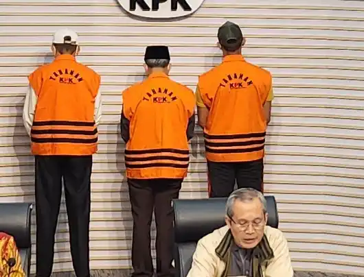 Rohidin Mersyah (RM), Sekretaris Daerah Provinsi Bengkulu, Isnan Fajri (IF) dan Ajudan Gubernur, Evriyansyah alias Anca (EV) mengenakan rompi tahanan KPK (Foto: Dok MI/Aswan)