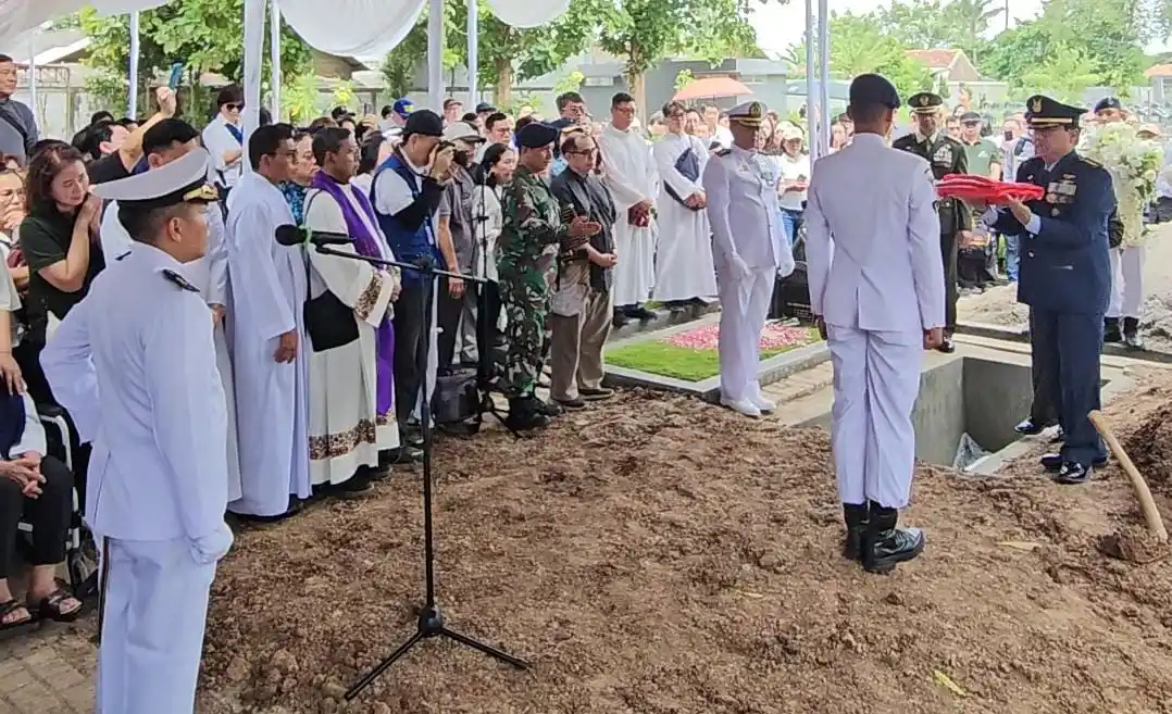 Romo Letkol (Purn) Stanislaus Sutopanitro Dimakamkan Secara Militer di Tangerang [Foto: Ist]