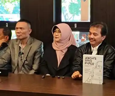 Roy Suryo, Rismon Sianipar, dan dr Tifauzia menggelar soft launching buku "JOKOWI's WHITE PAPER" di Coffee Shop University Club Hotel UGM, Senin (18/8/2025) (Foto: Istimewa)