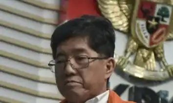 Tersangka kasus dugaan suap pemberian Izin Usaha Pertambangan (IUP) Rudy Ong Chandra (tengah) dihadirkan pada konferensi pers di Gedung Merah Putih KPK, Jakarta Selatan, Senin (25/8/2025). Komisi Pemberantasan Korupsi (KPK) menetapkan pengusaha tambang Rudy Ong Chandra sebagai tersangka terkait kasus dugaan suap pemberian Izin Usaha Pertambangan (IUP) di Kalimantan Timur periode 2013-2018.