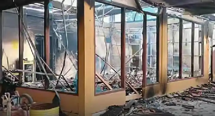 Rumah Kepala Desa Gunung Agung Kecamatan Terusan Nunyai, Kabupaten Lampung Tengah hangus dibakar massa (Foto: Ist)