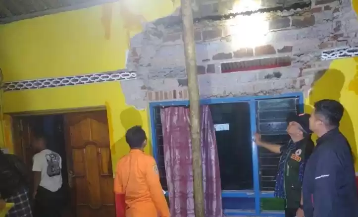 Petugas memperlihatkan rumah rusak akibat gempa di Kabupaten Karanganyar, Jawa Tengah. (Foto: Antara)