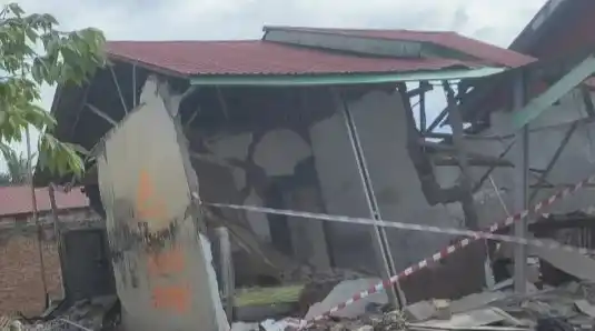 Rumah rusak parah akibat gempa dengan magnitudo 6,0 di Provinsi Bengkulu (Foto: Ist)