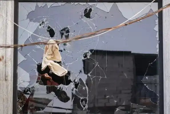 Massa mengeluarkan barang milik anggota DPR Ahmad Sahroni dari dalam rumahnya di kawasan Tanjung Priok, Jakarta, Sabtu (30/8/2025).