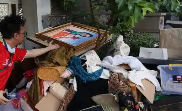 Pekerja mengumpulkan barang yang dikeluarkan dari rumah Menteri Keuangan Sri Mulyani oleh massa tidak dikenal di Bintaro, Tangerang Selatan, Banten, Minggu (31/8/2025). Foto: Istimewa